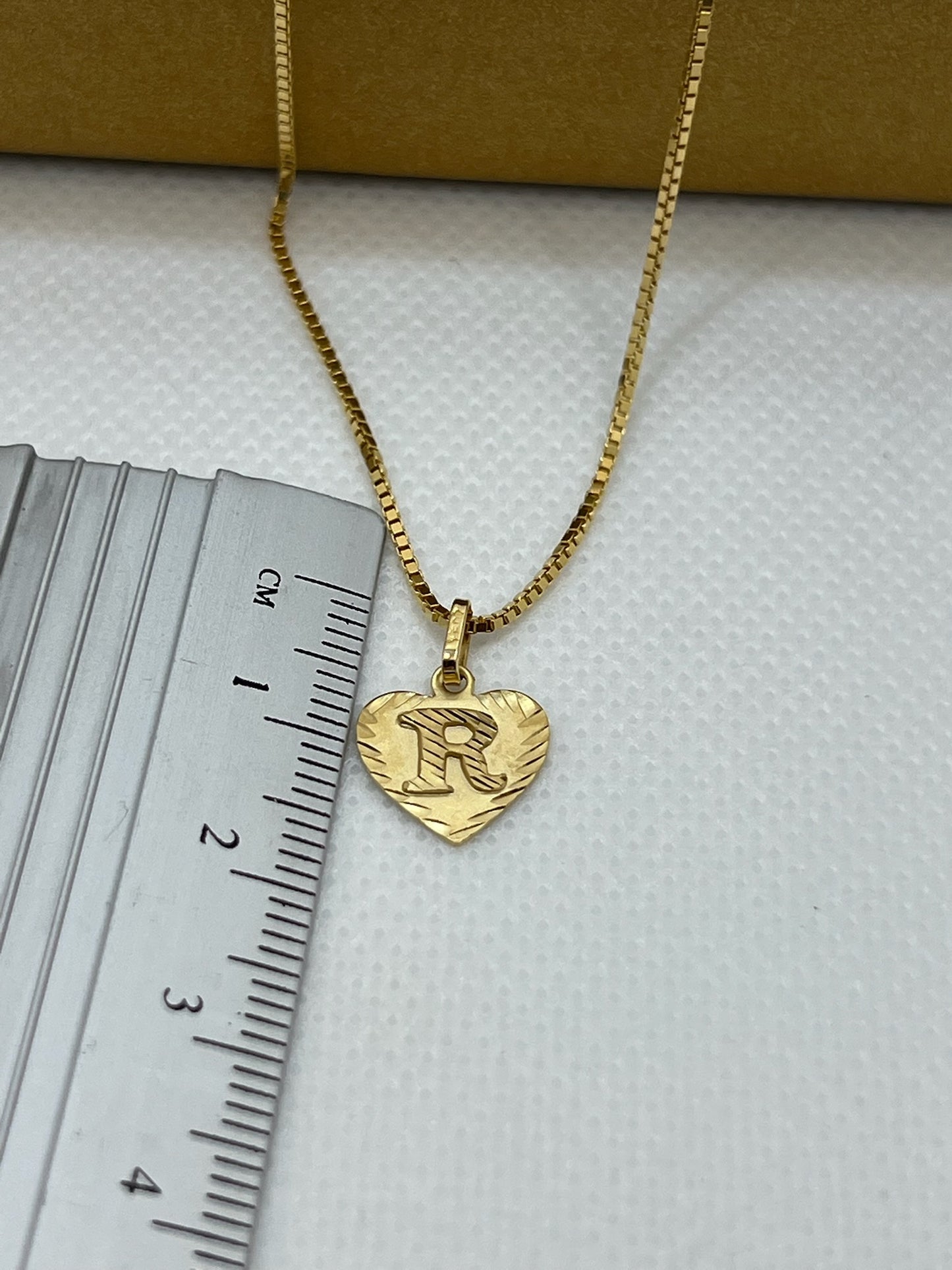 pingente feminino de inicial “R”