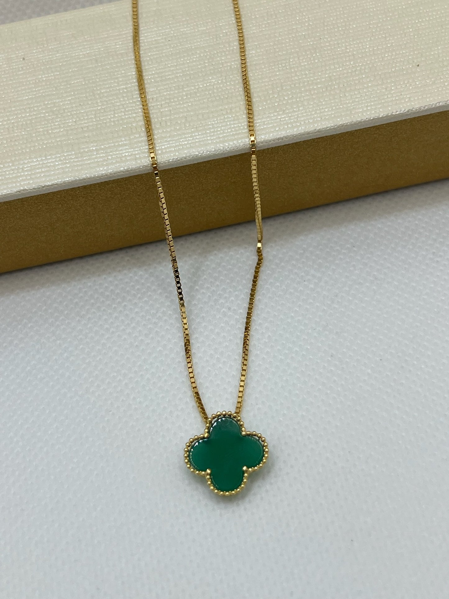 pingente feminino trevo quatro folhas com pedra jade