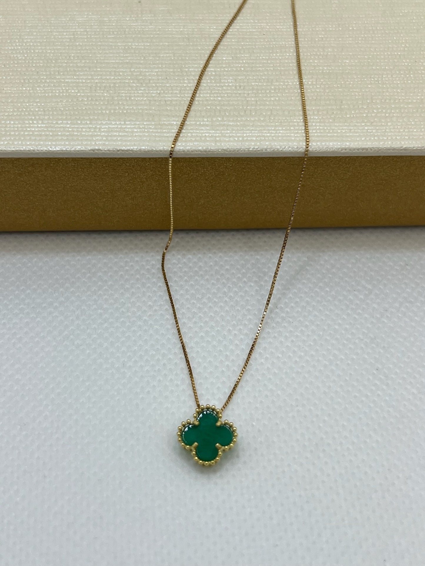 pingente feminino trevo quatro folhas com pedra jade